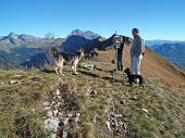 22 Escursionista con barboncino in vetta con noi